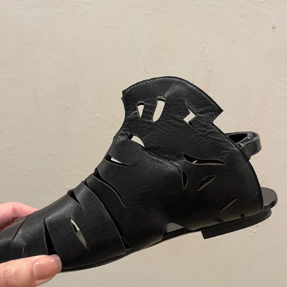 Anthropologie Coupleof black leather leaf design summer sandals size 7.5